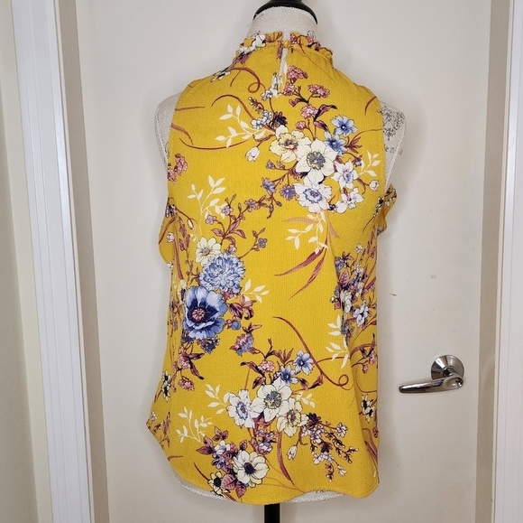 Garden Floral Sleeveless Blouse - Picture 4 of 9